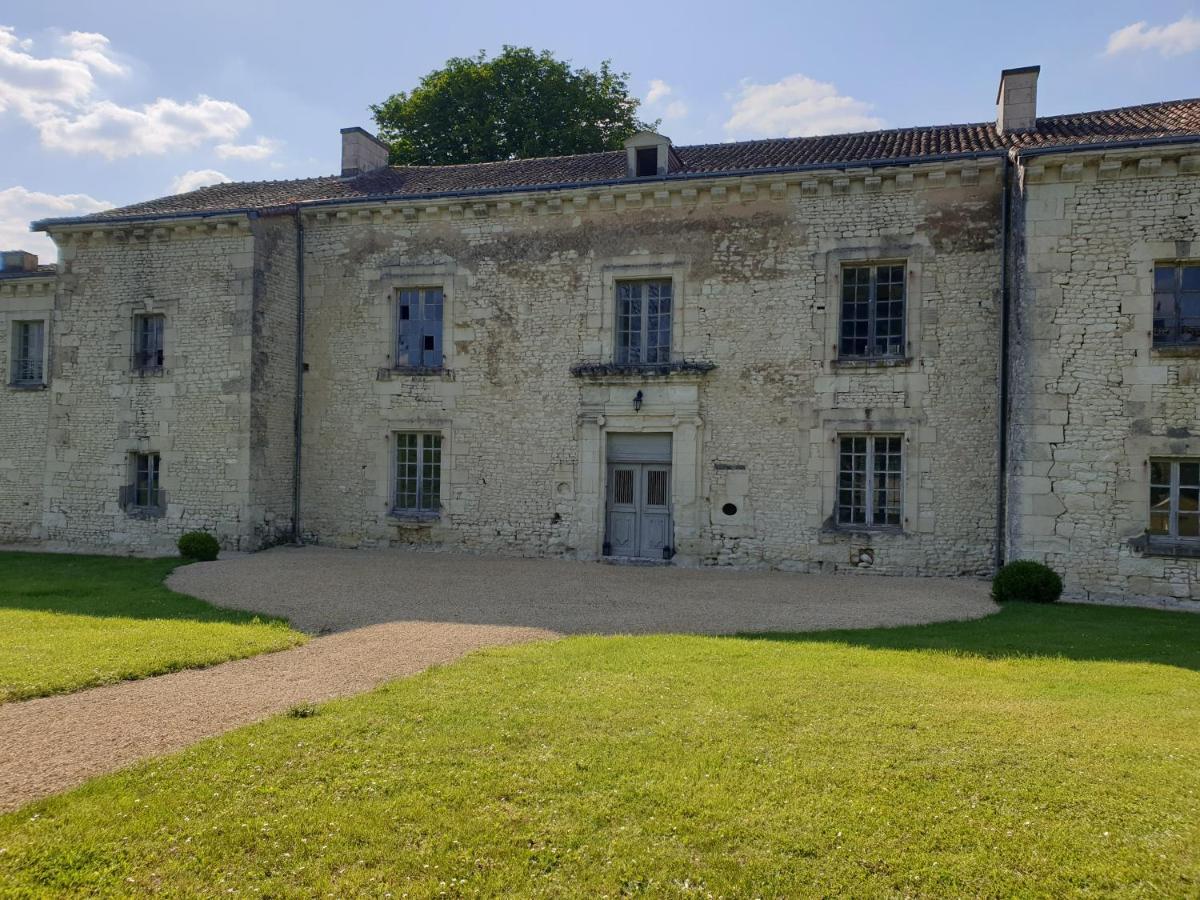 Domaine De Bourgville Monts-sur-Guesnes Екстер'єр фото