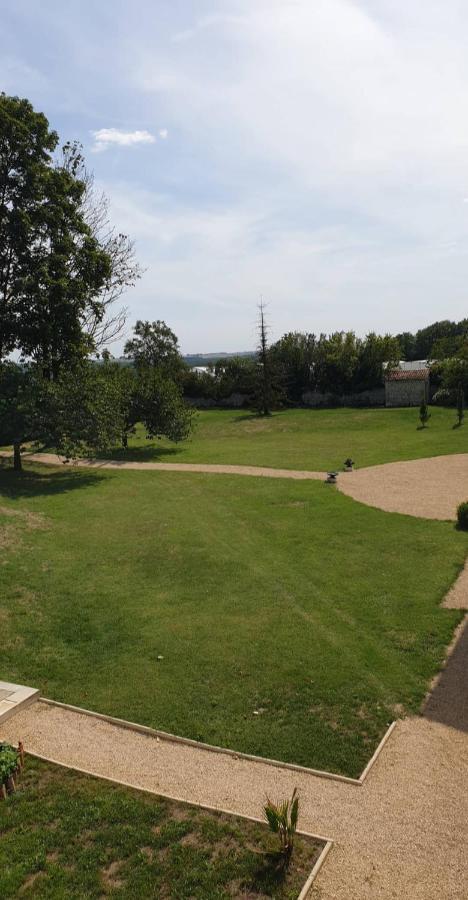 Domaine De Bourgville Monts-sur-Guesnes Екстер'єр фото